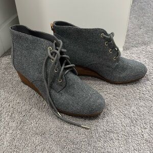 dr. scholls - women’s booties with 2.5” wooden platform in size 8